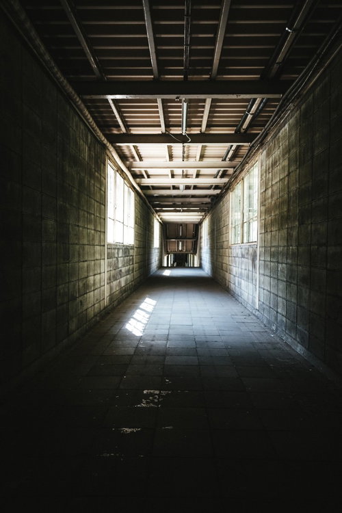 ブロック塀で覆われた薄暗い地下通路（土合駅）