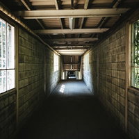 土合駅の下りホームへ続く薄暗いブロック塀の通路の写真