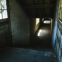 土合駅の地下へと進む薄暗い通路と長く続くコンクリート廊下の写真