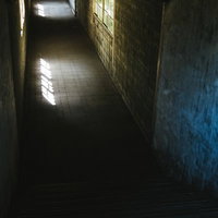暗く奥まった群馬県土合駅の地下通路と薄暗いコンクリートトンネルの写真