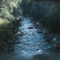 土合駅通路から見える湯檜曽川の渓流と谷底の清流風景の写真