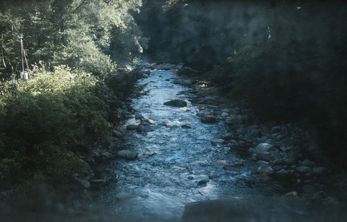 土合駅通路から見える湯檜曽川の渓流と谷底の清流風景