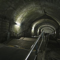 日本一のモグラ駅、462段の下り階段とトンネルの写真
