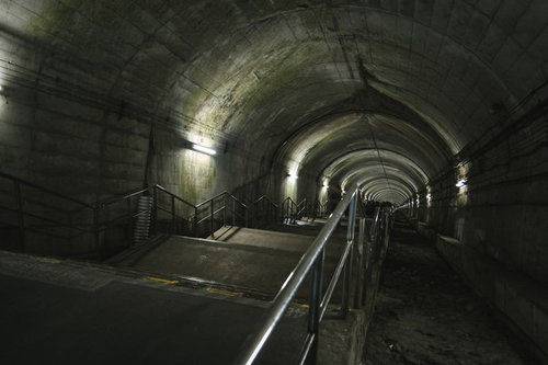 日本一のモグラ駅、462段の下り階段とトンネル