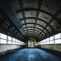 廃墟感漂う土合駅のアーチ型通路、左右対称に連続する地下トンネルの写真