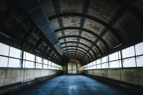 廃墟感漂う土合駅のアーチ型通路、左右対称に連続する地下トンネル