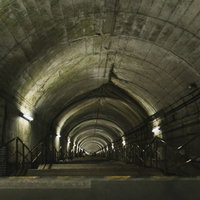 JR上越線土合駅の地下ホームに向かう長い階段の写真