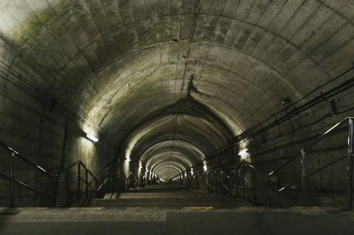 JR上越線土合駅の地下ホームに向かう長い階段