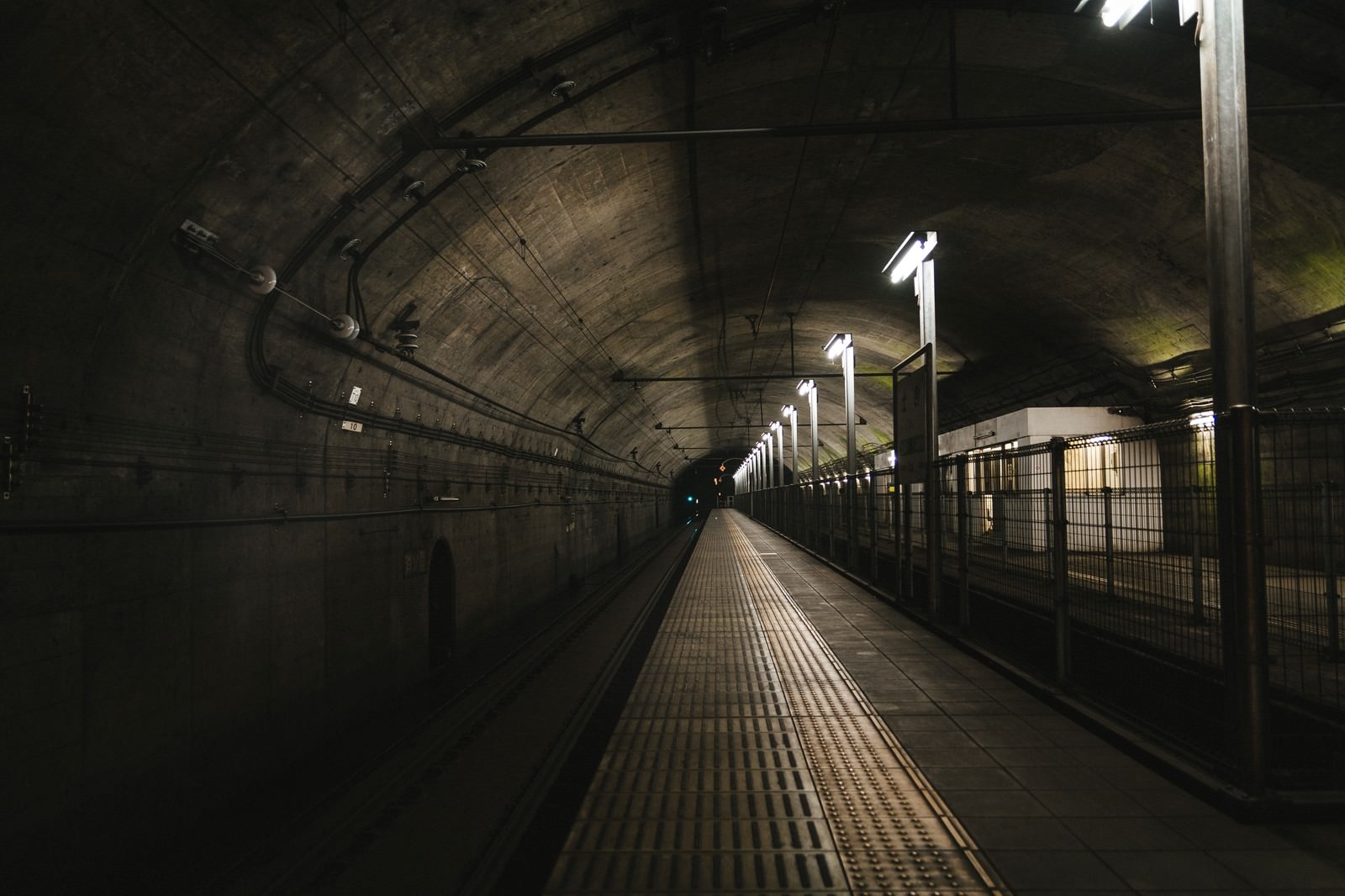 薄暗い照明に照らされた土合駅の地下ホーム
