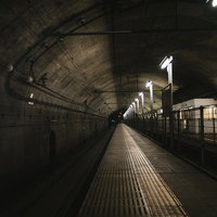 薄暗い土合駅地下ホームの長い通路と階段、駅舎の奥深さの写真
