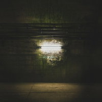 土合駅の地下へと繋がる通路に設置された古い電灯の写真