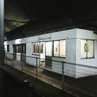 土合駅の地下ホーム待合室の写真