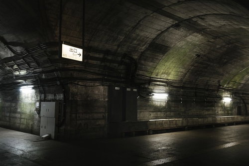 クリーチャーが徘徊しそうな不気味な土合駅の地下通路