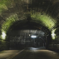 トンネルを抜けた先にある土合駅の地下ホームの写真