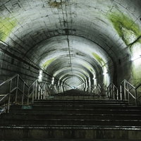 群馬・土合駅トンネルの天井にこびり付いた苔の写真