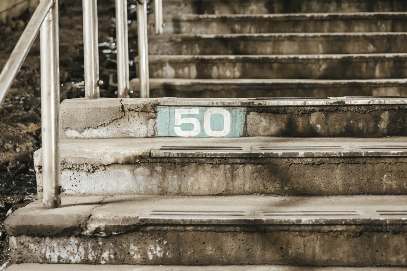 土合駅の階段脇にある白い文字で「50」と表示された段数表示板
