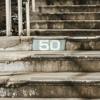 土合駅の階段横にある50段目の段数表示板の写真