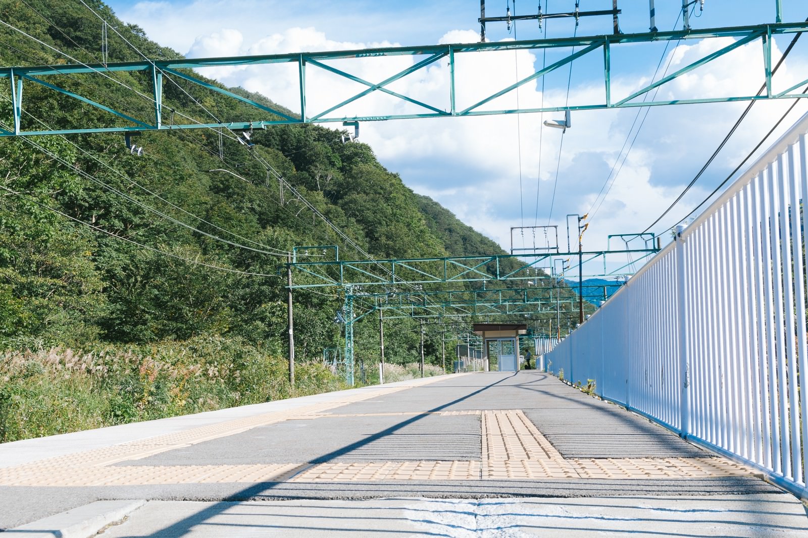 山間部にある土合駅の地上ホームと線路の風景