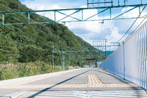 土合駅の上りホーム、山間部の地上プラットホーム