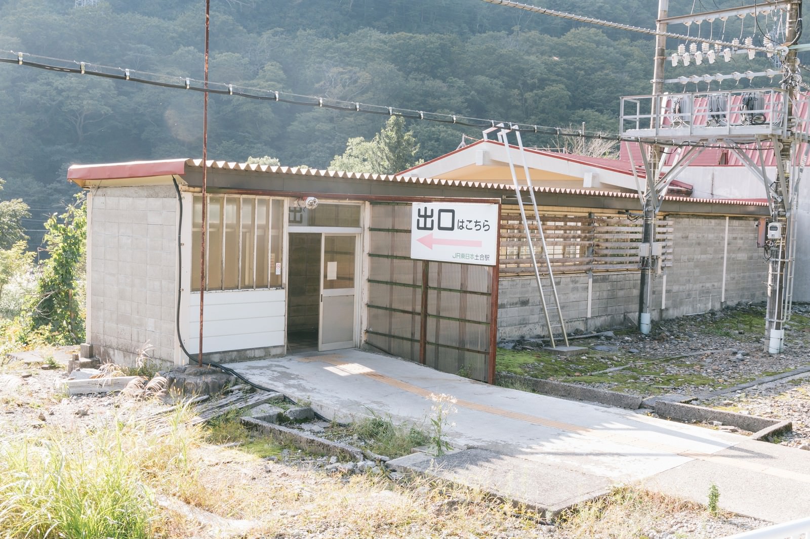 建設作業中の土合駅上りホーム出口、地下から地上への階段