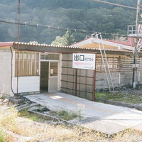 土合駅の上りホーム出口から地上へ続く階段の写真