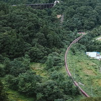 丸岩大橋から撮影した八ッ場ダム工事中のパノラマ風景の写真