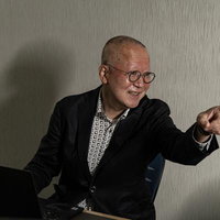 指を差して嘲笑うおじさんの写真