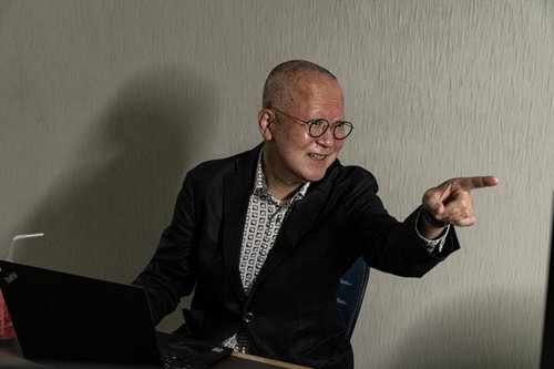 指を差して嘲笑うおじさん