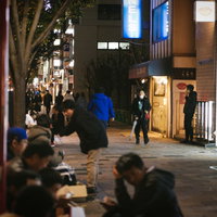 徹夜で並ぶ歩道の長蛇の行列と待つ人々の群れの写真