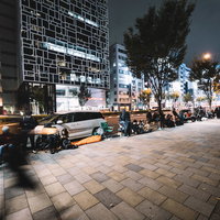 夜の歩道に続く長蛇の列が並ぶ行列風景の写真