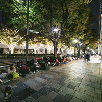 新製品の発売日で徹夜行列の表参道の写真