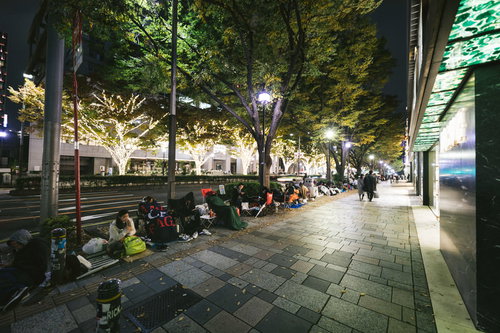 新製品の発売日で徹夜行列の表参道