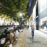 iPhone発売で表参道に形成される長蛇の列の写真