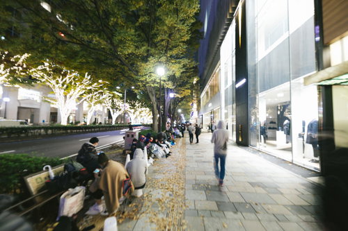 iPhone発売で表参道に形成される長蛇の列