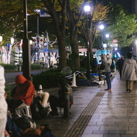 iPhone発売を待つ徹夜行列と表参道の人達の写真