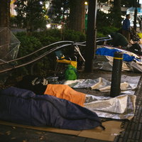 徹夜行列に並ぶ転売ヤーの寝袋組の夜間待機風景の写真