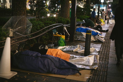 徹夜行列に並ぶ転売ヤーの寝袋組の夜間待機風景