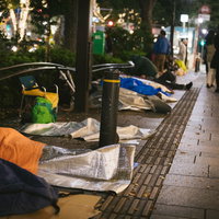 新製品発売前夜の歩道徹夜行列の写真