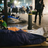 iPhone発売日に店舗前で寝袋を使って徹夜する深夜の行列の写真