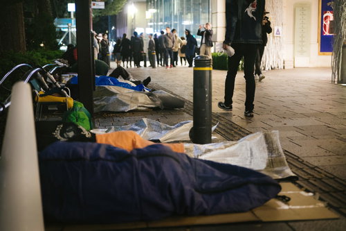 iPhone発売日に店舗前で寝袋を使って徹夜する深夜の行列