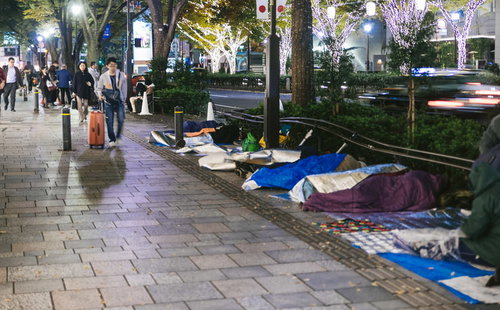 寝袋で朝をまつ徹夜行列組