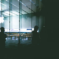 アップルストア前の歩道に集う発売待ちの行列の写真