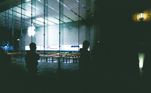 アップルストア前の歩道に集う発売待ちの行列