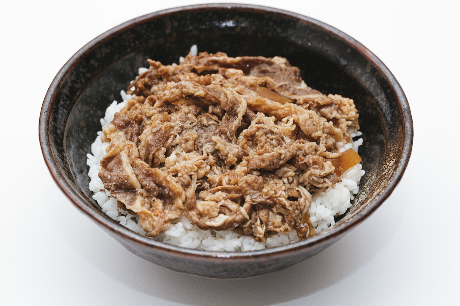 茶色い丼に盛られた牛丼一人前、白いご飯の上に牛肉と玉ねぎ