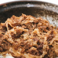 冷凍牛めしを解凍してご飯の上にのせた牛丼の写真