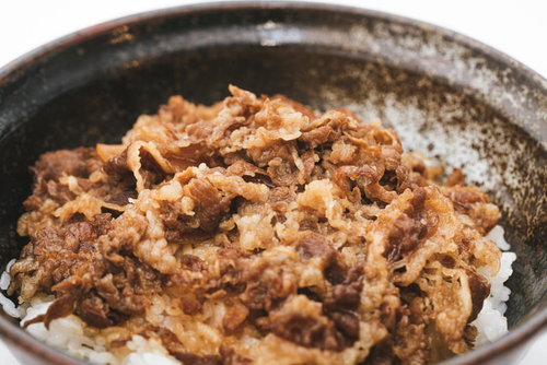 冷凍牛めしを解凍してご飯の上にのせた牛丼