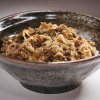 大盛り牛丼（黒い陶器の丼鉢）の写真