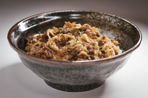 大盛り牛丼（黒い陶器の丼鉢）
