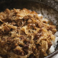 フライパンで調理した牛丼並盛、牛肉と玉ねぎの甘辛炒めの写真