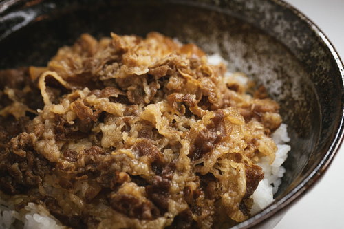 フライパンで調理した牛丼並盛、牛肉と玉ねぎの甘辛炒め